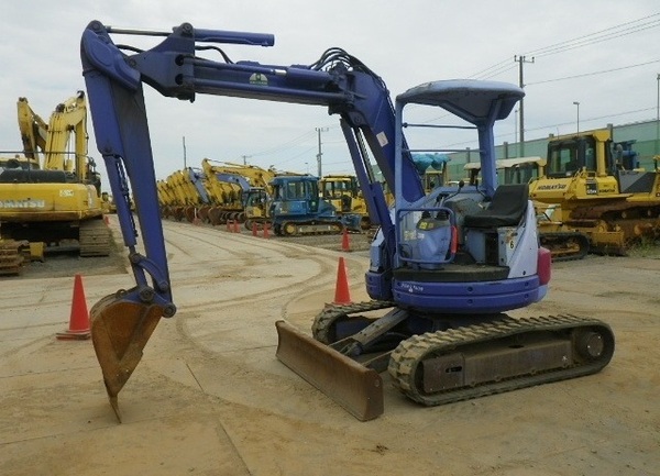 Komatsu PC38UU là máy xúc mini làm vườn nên mua