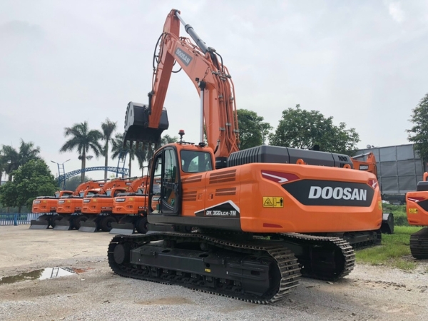 Nên mua máy xúc hãng nào? Máy xúc đào Doosan